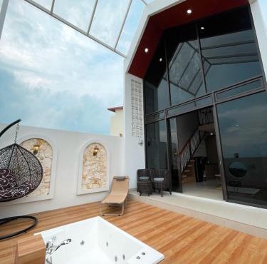 Villa with Jacuzzi, Damar Ningrum 4 in Tutugan