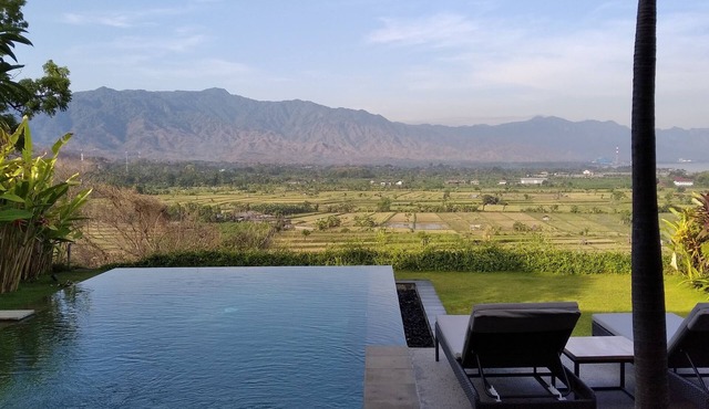 Villa with sunset sea view and jacuzzi - 700m from the beach! in Buleleng