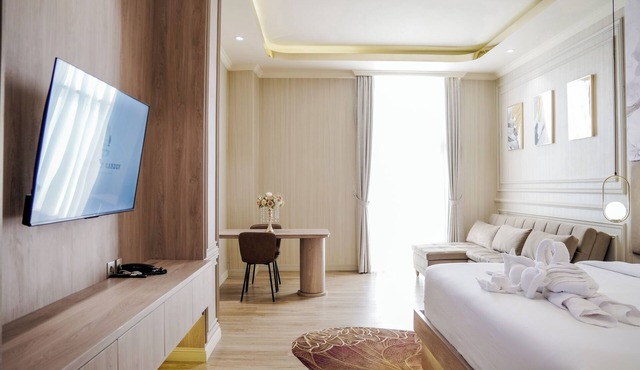 Whistler Garden Hotel in Kosambi