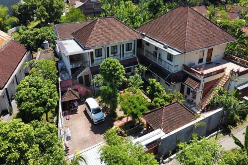 Whiterose Guesthouse in Senggigi