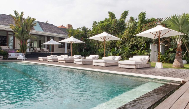 Wholesome Luxury 7BR Villa, Canggu - w/Spacious Pool & Lounging Area! in Canggu