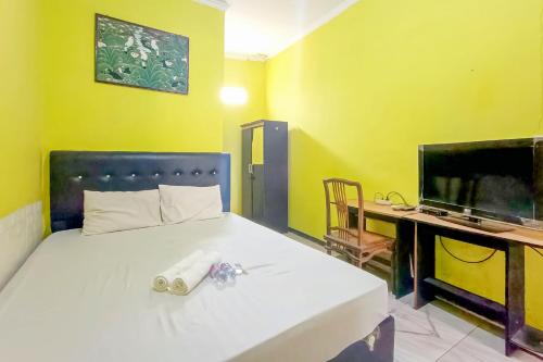 WILUDJENG Guest House near Alun Alun Sragen Mitra RedDoorz in Sragen