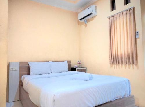 Wisma Mutiara near Alun Alun Demak Mitra RedDoorz in Demak