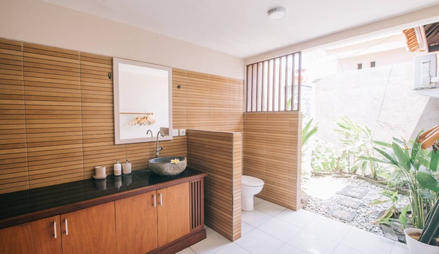 Wood bungalow in Abang
