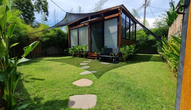 YY Black - Peaceful Wooden Tiny House with a Cozy Ambience in Kuta Utara
