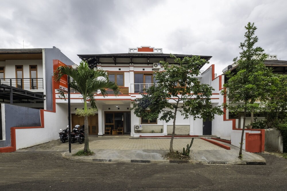 Bandung Hotel | OYO 2728 Sinulingga Residence