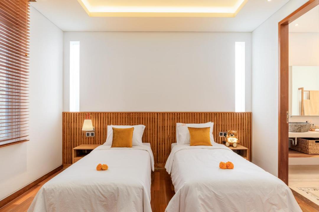 Berawa Villa | Lux 500sqm 5BR Villa, 400m to FINNS & Canggu Beach