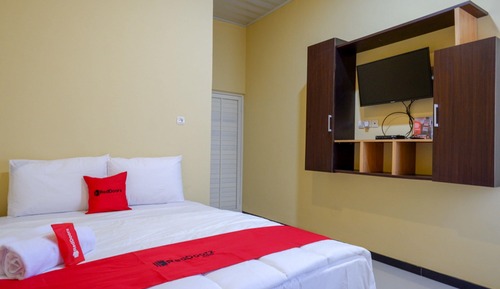 Double Room (RedDoorz)