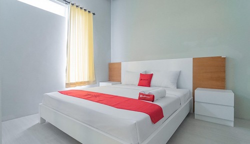 Deluxe Room (RedDoorz)