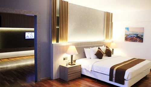Executive Suite, 1 King Bed, Balcony, Pool View
