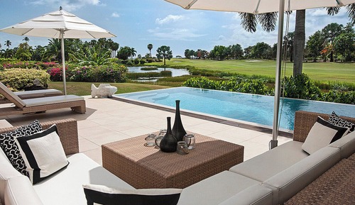 Three Bedroom Palm Grove Residence with Pool