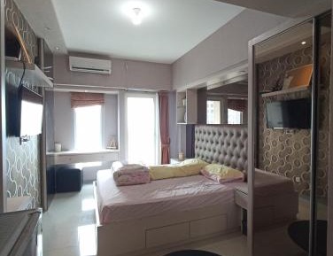 Studio with Balcony
