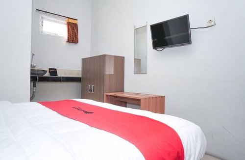 Sedati Hotel | RedDoorz Near Juanda International Airport 2