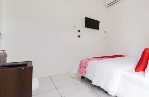 Ciamis House | OYO 2975 House Of Mahira Syariah