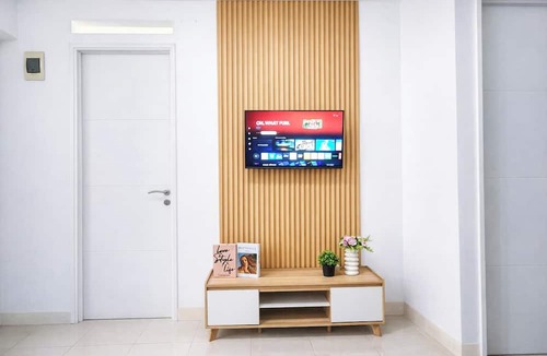Jatinegara Apartment | Cozy White 2Br At Bassura City Apartment