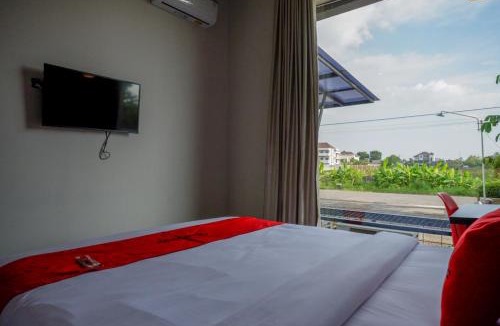 Baki Hotel | RedDoorz Plus near Solo Baru