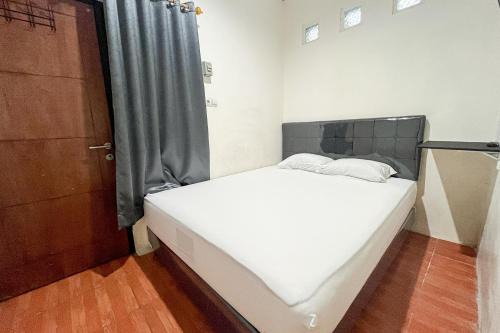 RedDoorz near LRT Taman Mini Jakarta in Jakarta