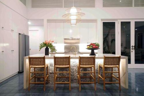 Kasianda Villa, Berawa, with Private Dining, Spa and Cocktails in Canggu