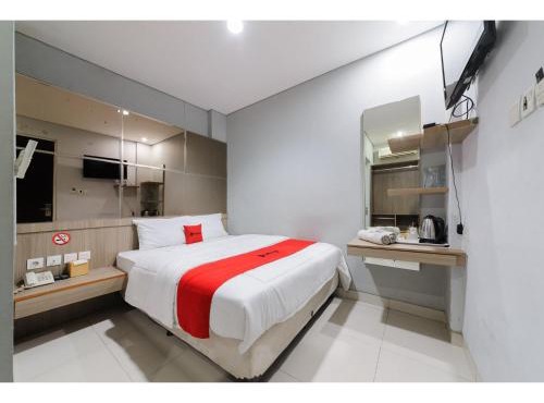 RedDoorz Plus near Grand Indonesia Jakarta in Jakarta